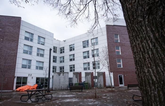 Benoit Labre House | Crack, penknife and syringes around the neighboring school