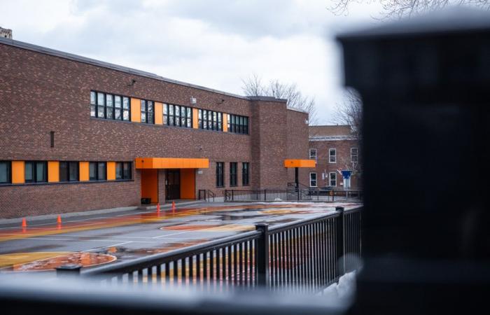 Benoit Labre House | Crack, penknife and syringes around the neighboring school