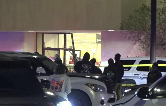 Texas | A motorist drives into a shopping center and injures 5 people