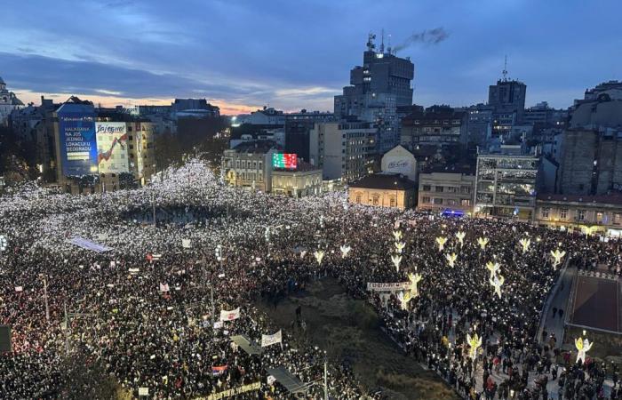 In Serbia, thousands of people demonstrate against the authorities, more than a month after the collapse of the roof of a station