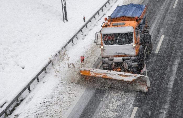 Snow disrupts road traffic in the Alps