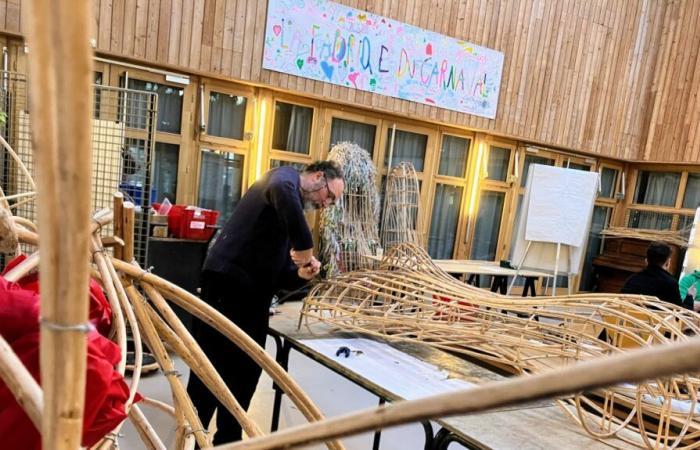 the inhabitants of Saint-Éloi weave the wicker for the carnival