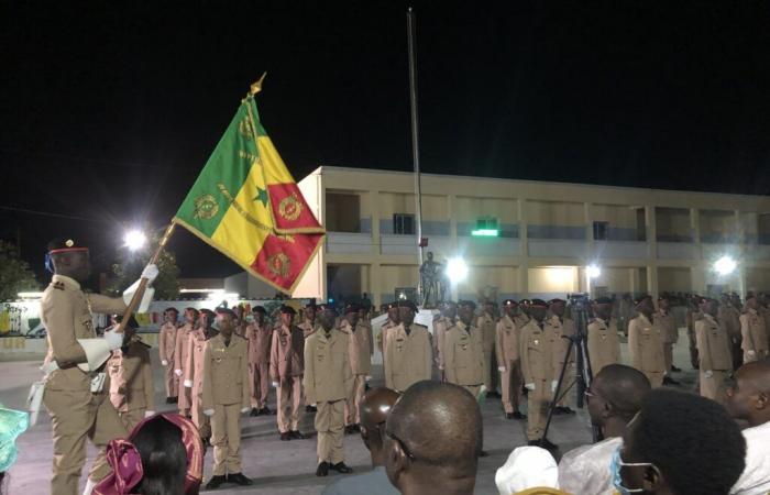 Saint-Louis: Charles N'tchorère military school: the national flag presented to the sixth grade students who also received their attributes