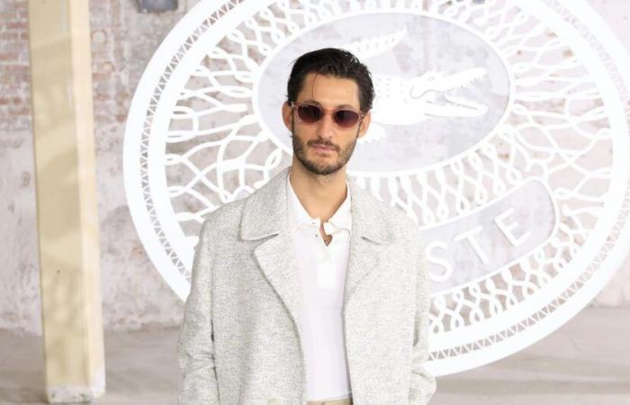 behind the scenes of Pierre Niney's last “memorable” shoot in a Parisian swimming pool