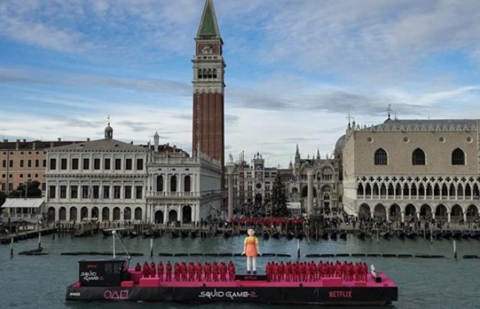 the Pink Guards and the doll arrive in Venice. Signature Dude