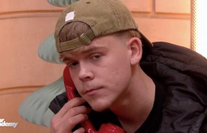 Charles (Star Academy) receives a call from his mother, very disappointed with one of his choices