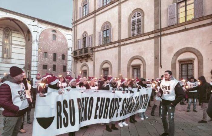 SIENA, TORCH PROCESS AND FLASH MOB OF BEKO WORKERS