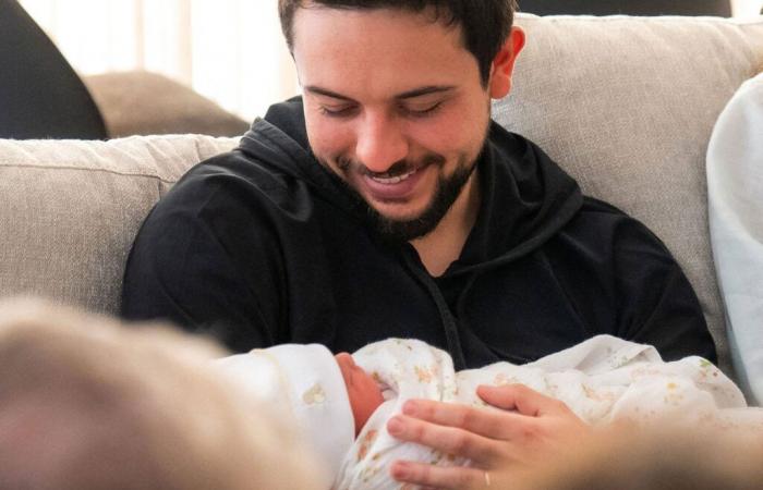 Little Iman from Jordan cute to accompany her father, Prince Hussein, to the office