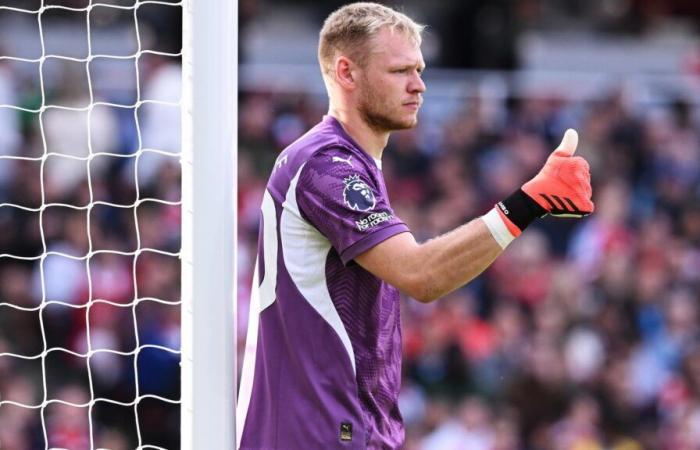 Aaron Ramsdale, Southampton goalkeeper played with a four-fingered glove in the Premier League