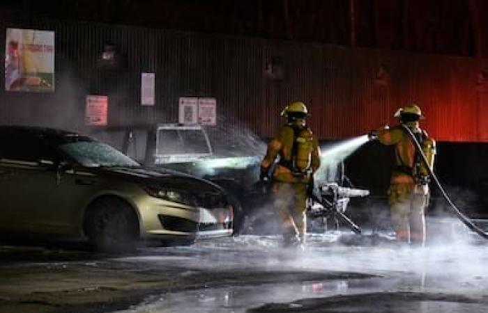 Montreal police investigate fire in two vehicles