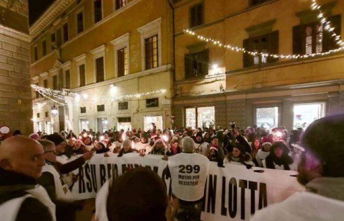 SIENA, TORCH PROCESS AND FLASH MOB OF BEKO WORKERS