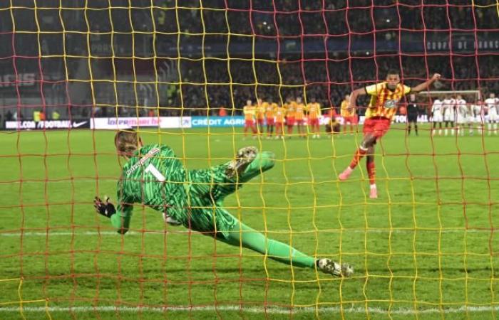 Decisive against Lens, Safonov wins points in his duel against Donnarumma