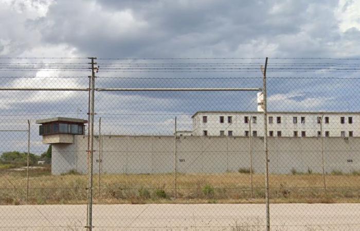 Two dangerous inmates take advantage of the hysteria of the Barça-Atlético match to escape by tying sheets along the prison wall