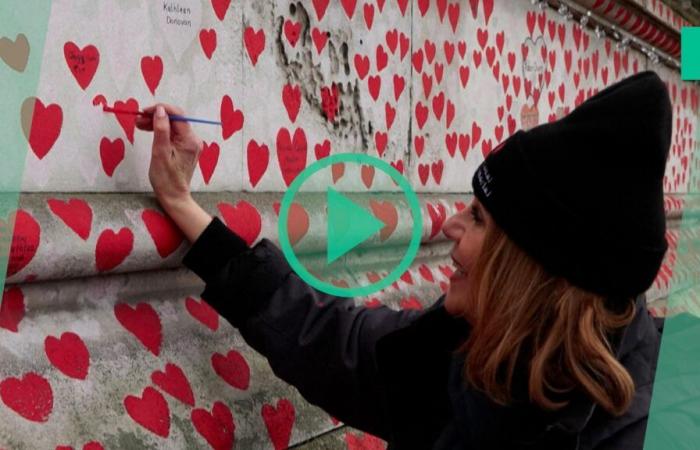 In London, this wall in tribute to the victims of Covid-19 lights up for Christmas