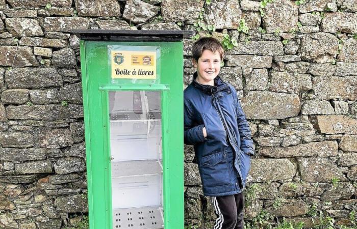 In Trégarantec, Valentin repaired the book box which had been swept away by storm Ciaran