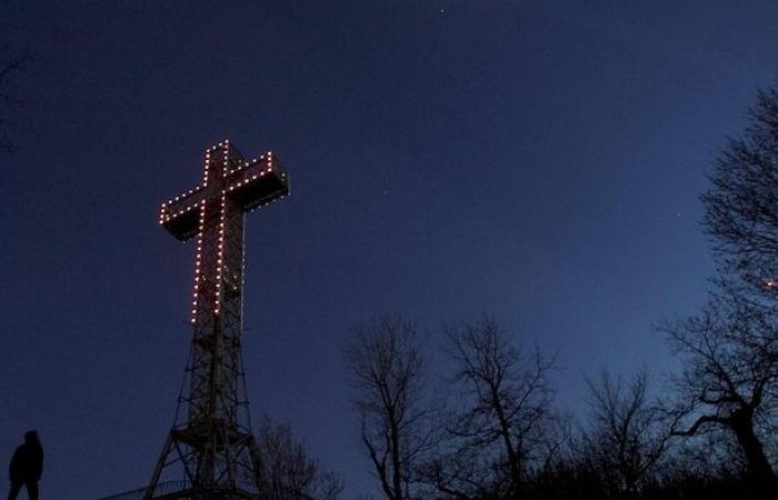 100 years ago, the cross of Mount Royal was lit up for the first time