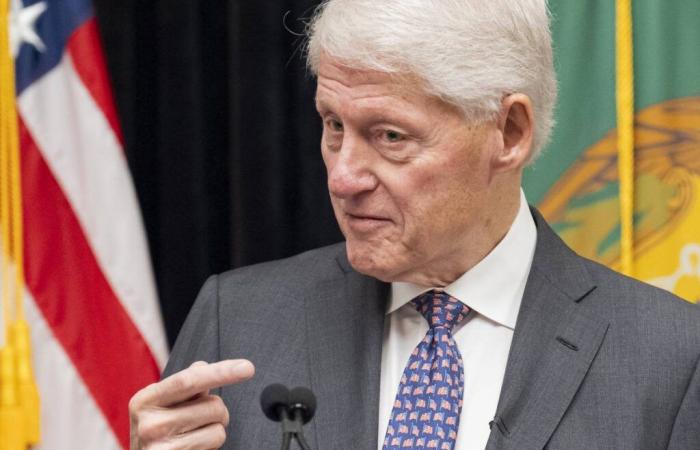 USA, former president Clinton hospitalized with high fever