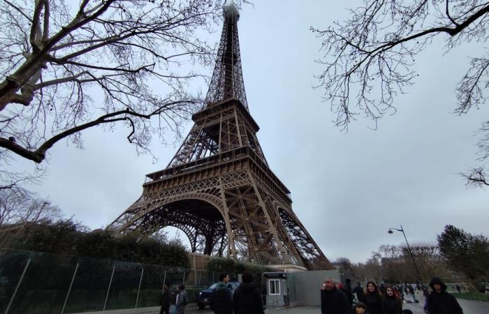 The Eiffel Tower evacuated due to a short circuit on an elevator