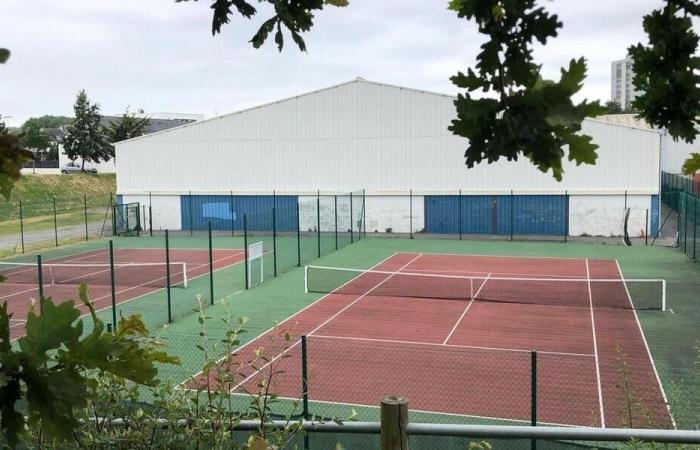 Why do covered public facilities in Lorient close on public holidays? . Sport