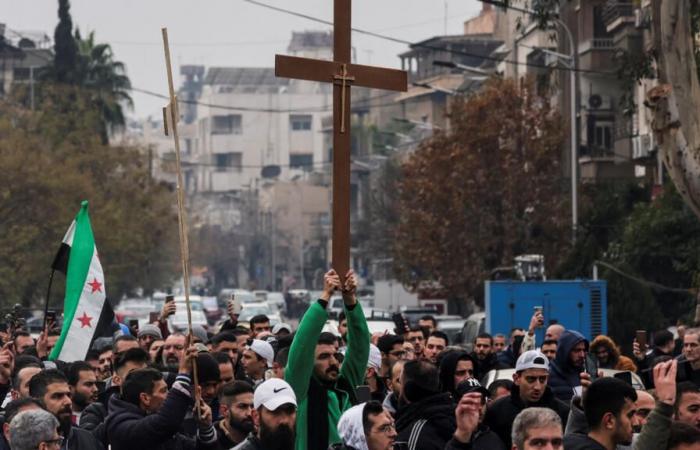 Christians in Damascus demonstrate after burning a Christmas tree to demand “rights”