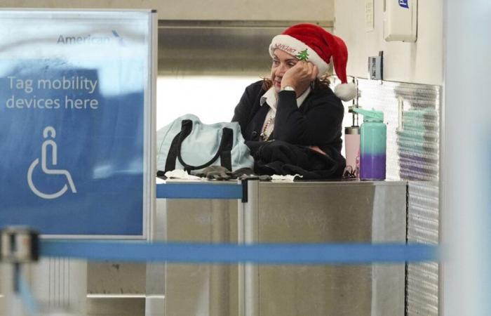 Heavy travel day off to a rough start after American Airlines briefly grounds all flights