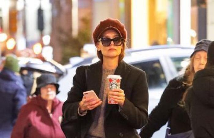 Katie Holmes brings this iconic French style cap up to date