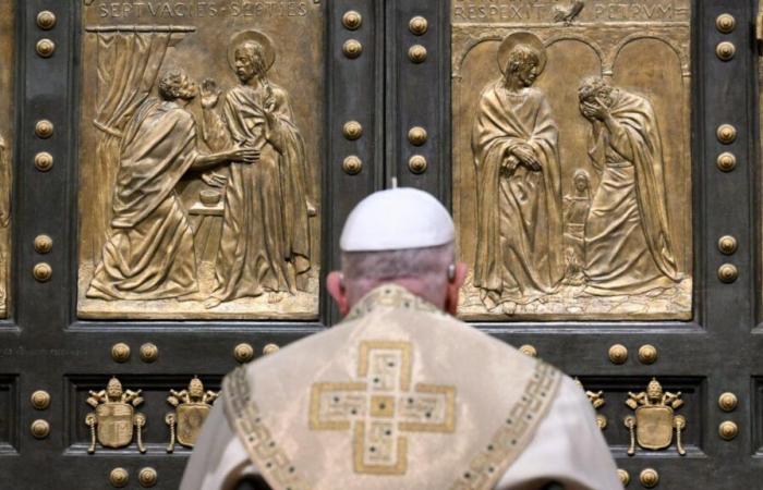 Jubilee, the Pope opens the Holy Door: “Let us bring hope to places desecrated by violence”