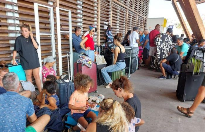 at Mayotte airport, hundreds of people try to get a place on a plane to leave the archipelago