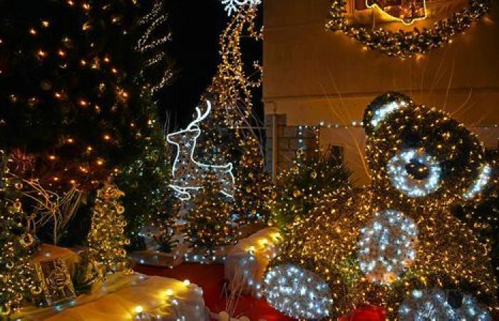 Near Saint-Malo, the illuminations of this house have been attracting people for 10 years