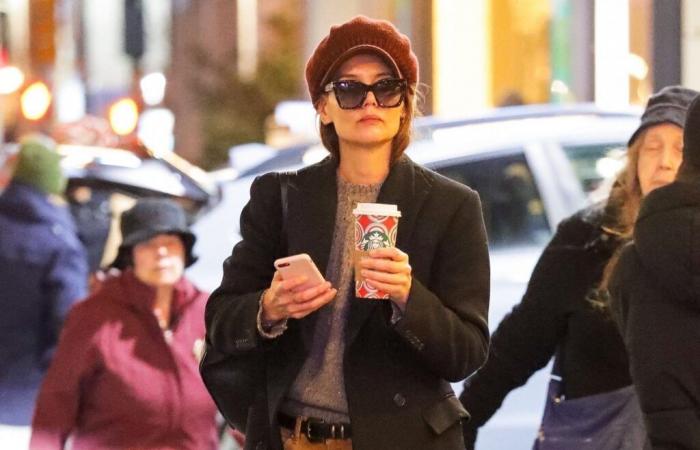 Katie Holmes brings this iconic French style cap up to date