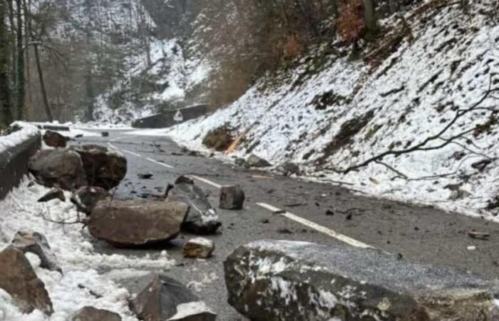 Haute-Savoie. Major landslide between Cluses and Nancy-sur-Cluses, the road closed