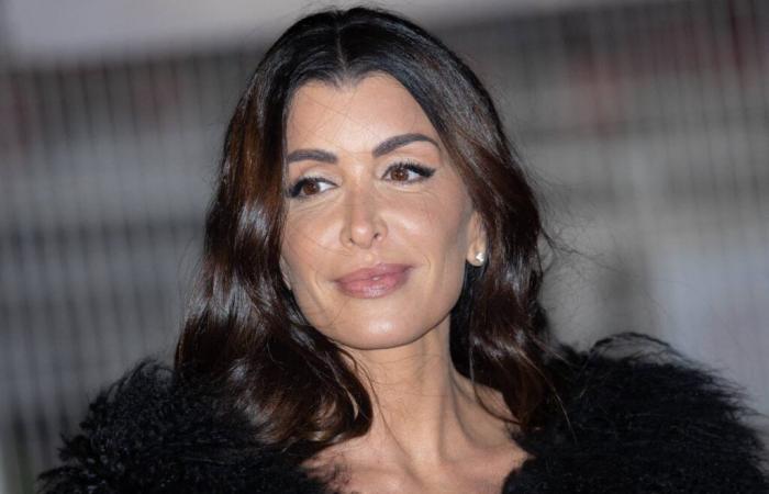 Jenifer in a strapless swimsuit with an XXL neckline: the 42-year-old singer raises the temperature on Instagram