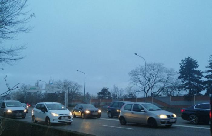 Toulouse. Just before Christmas Eve, an accident causes traffic jams on the ring road