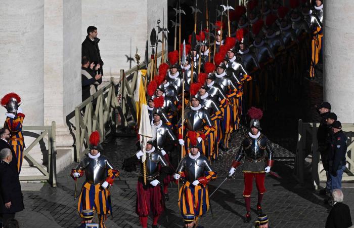 In his “urbi et orbi” blessing, listing conflicts and crises, Pope Francis calls for peace