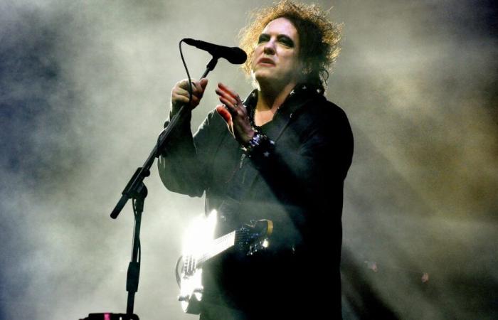 Robert Smith discusses the problem of obsessive fans