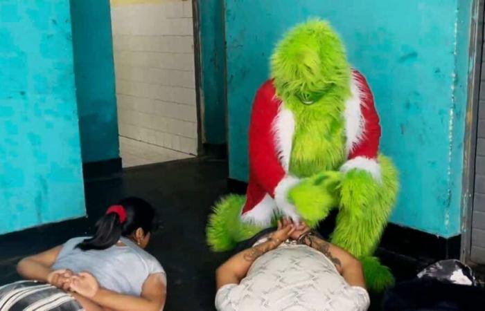 Placed under arrest: the Grinch steals Christmas… from three drug dealers