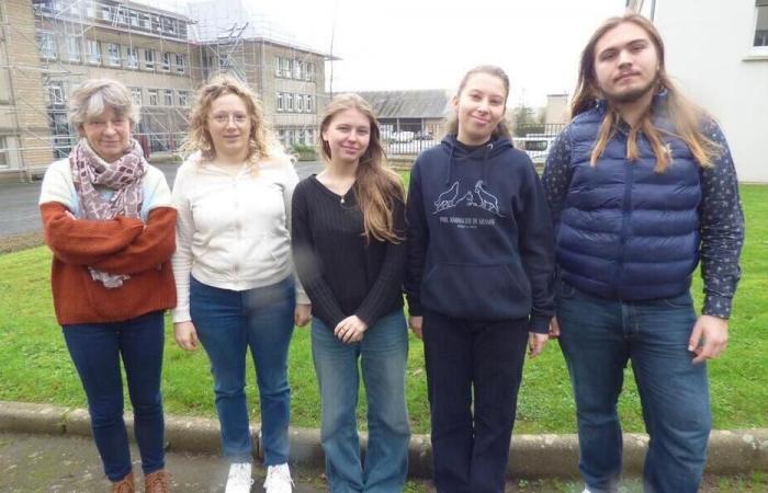 Near Saint-Lô, these students talk about AIDS to other students at their high school