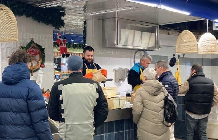 At the market halls of Nîmes, customers and stallholders extend the celebrations even onto the plates on this Christmas Day