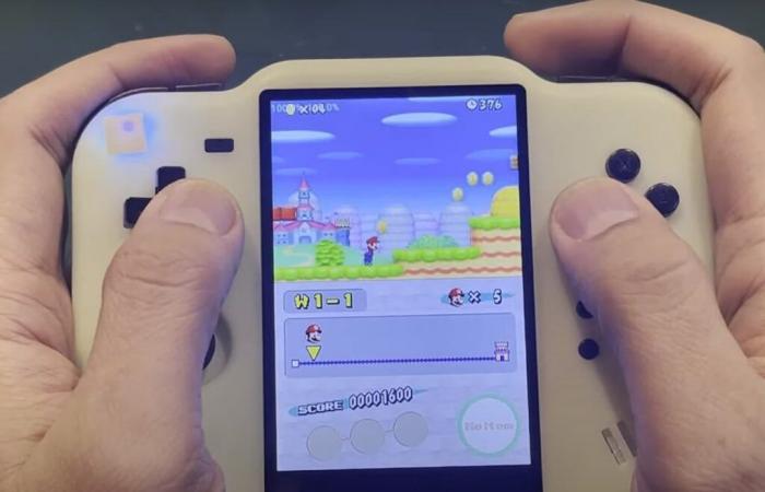 MagicX: New handheld with big screen can play Nintendo DS games