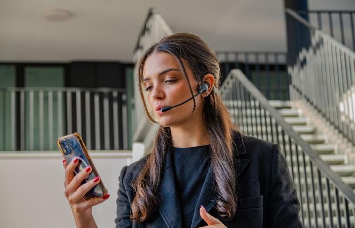 Thanks to artificial intelligence, this new headset allows you to make phone calls on trains and planes without disturbing your neighbor