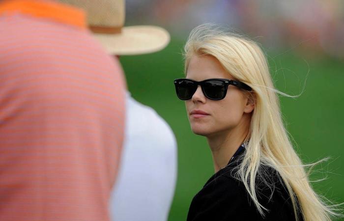 Tiger Woods and his ex-wife Elin Nordegren share an emotional embrace after the golf tournament.