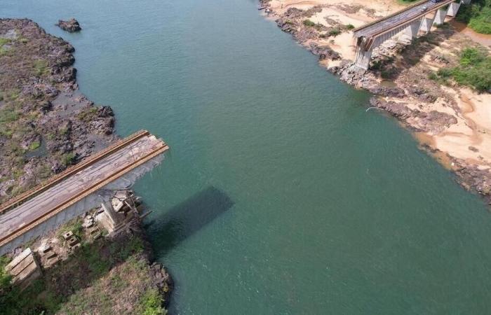 Threat of sulfuric acid pollution after bridge collapse in Brazil