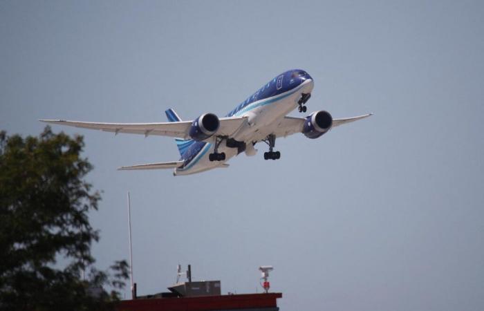 Kazakhstan: Azerbaijan Airlines plane crashes