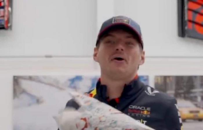 Verstappen unwraps the themed Christmas gifts chosen by Red Bull: from the umbrella to the pillow