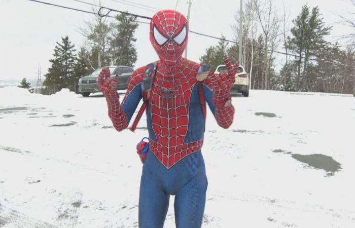 A man dressed as “Spider-Man” spreads joy in Saguenay