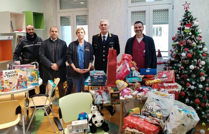 VOGHERA – Angels in uniform for a Christmas in paediatrics: the gift from the local police officers – Voghera Sei Tu