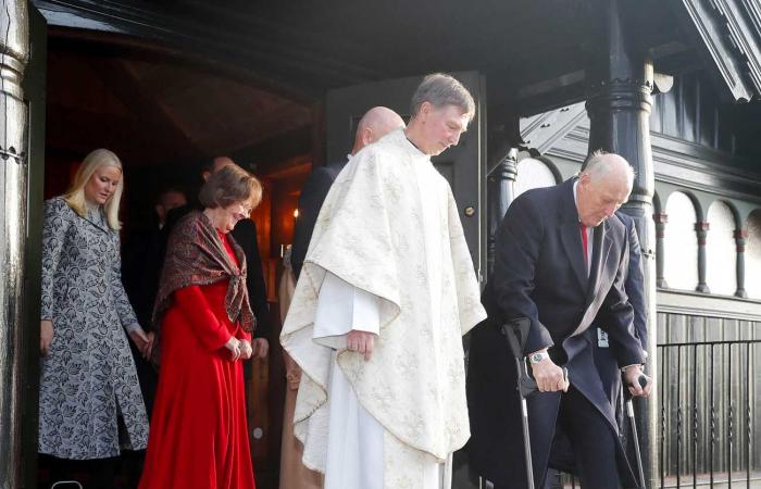 Norwegian royal family gathered in mist to attend Christmas service