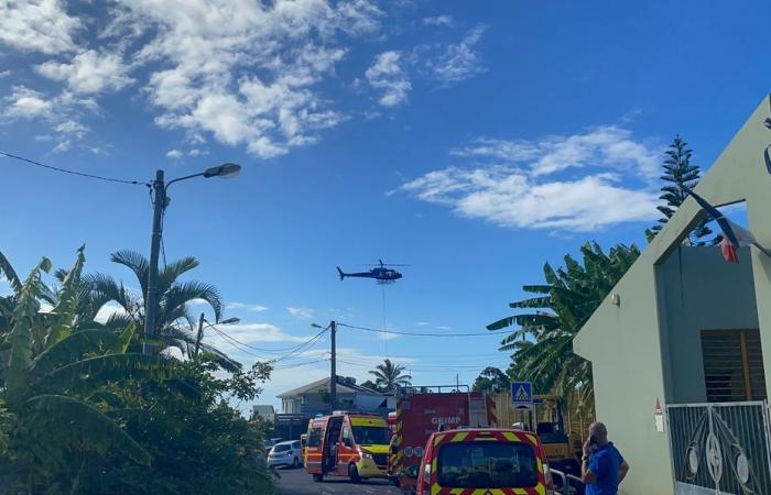 Houses threatened by a bamboo fire in Sainte-Marie, a water bomber helicopter engaged