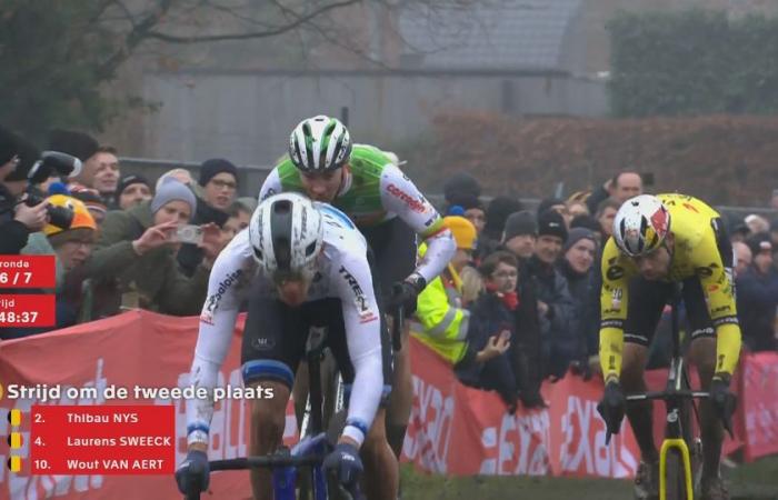 A fall with a spectator finally puts Van Aert in contention for the podium, Van der Poel in a class of his own in Loenhout