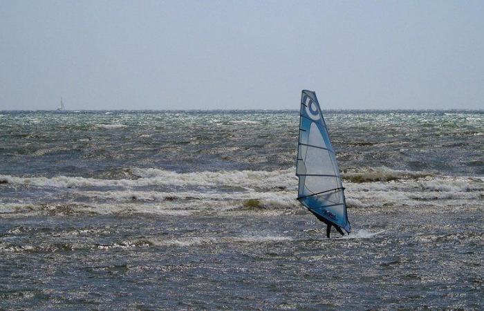 “It’s a little miracle”: a Frenchman miraculously survived after spending 16 hours clinging to his windsurfing board in the English Channel